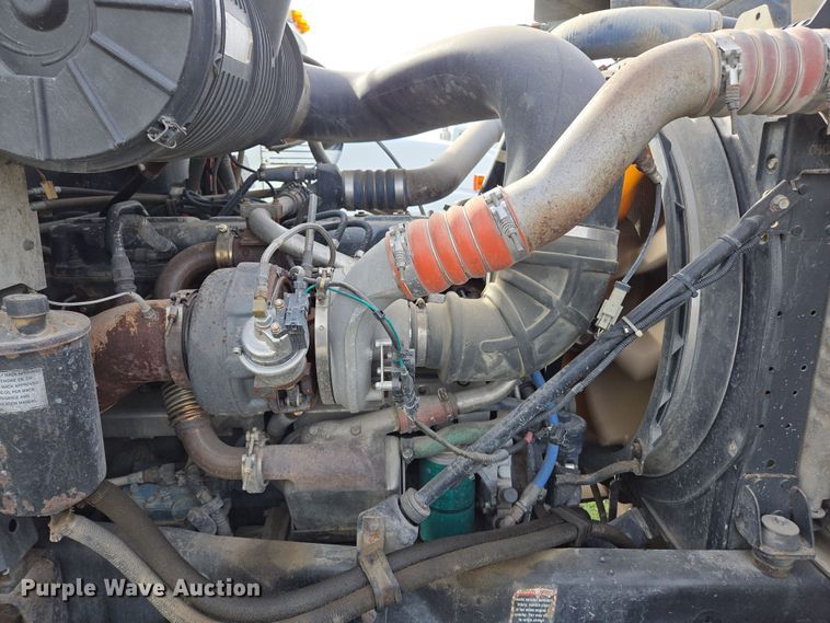 image for item ED2502 2005 Mack CHN613 semi truck