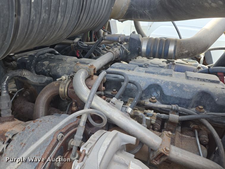 image for item ED2502 2005 Mack CHN613 semi truck