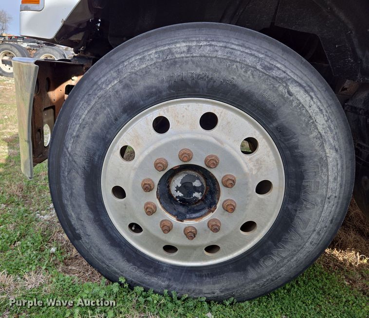 image for item ED2502 2005 Mack CHN613 semi truck