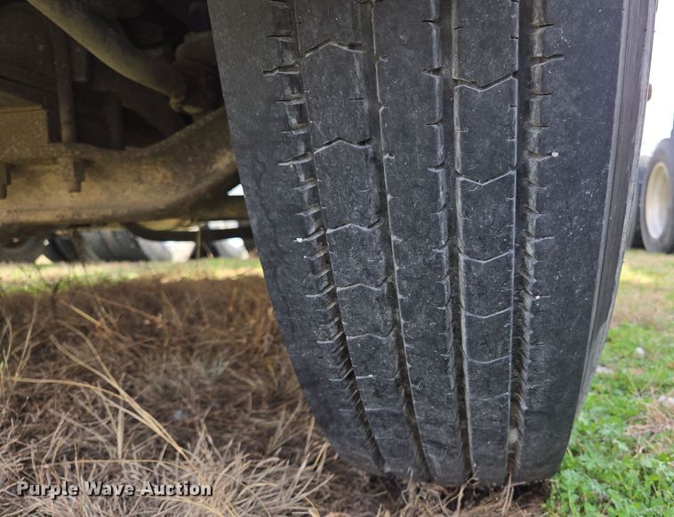 image for item ED2502 2005 Mack CHN613 semi truck