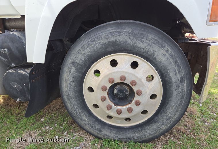 image for item ED2502 2005 Mack CHN613 semi truck