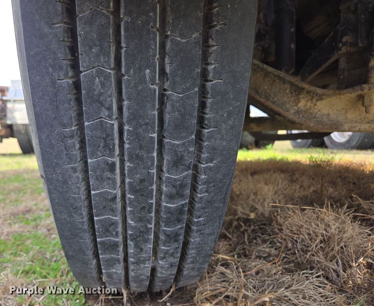 image for item ED2502 2005 Mack CHN613 semi truck