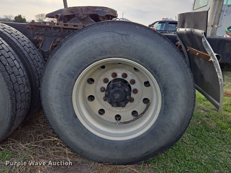 image for item ED2502 2005 Mack CHN613 semi truck