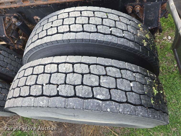 image for item ED2502 2005 Mack CHN613 semi truck