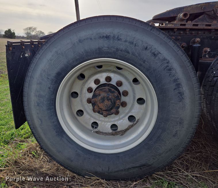 image for item ED2502 2005 Mack CHN613 semi truck