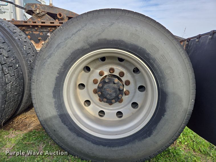 image for item ED2502 2005 Mack CHN613 semi truck