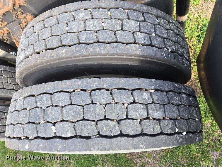 image for item ED2502 2005 Mack CHN613 semi truck