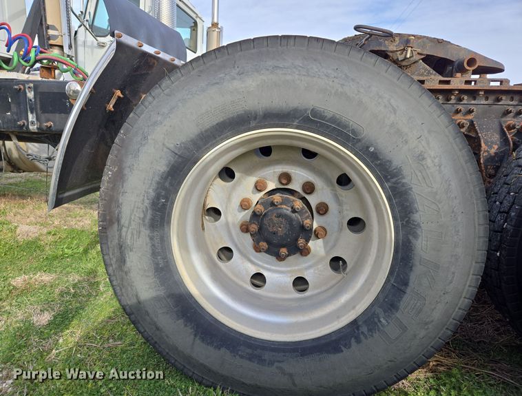 image for item ED2502 2005 Mack CHN613 semi truck