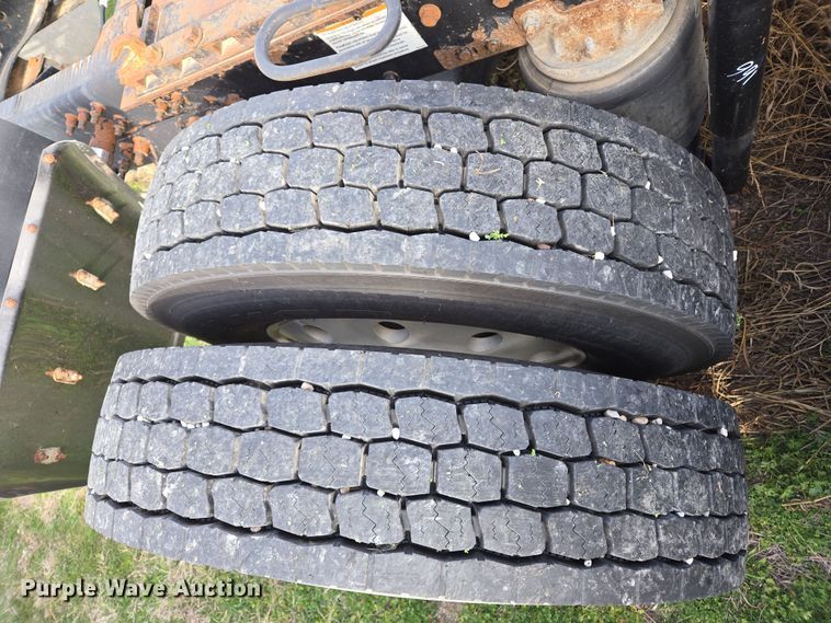 image for item ED2502 2005 Mack CHN613 semi truck