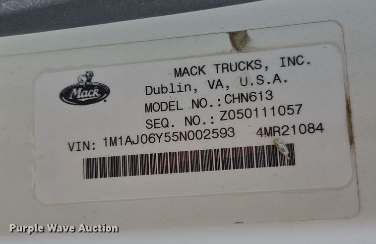 image for item ED2502 2005 Mack CHN613 semi truck