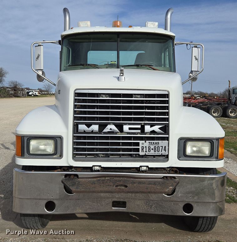 image for item ED2503 2005 Mack CHN613 semi truck