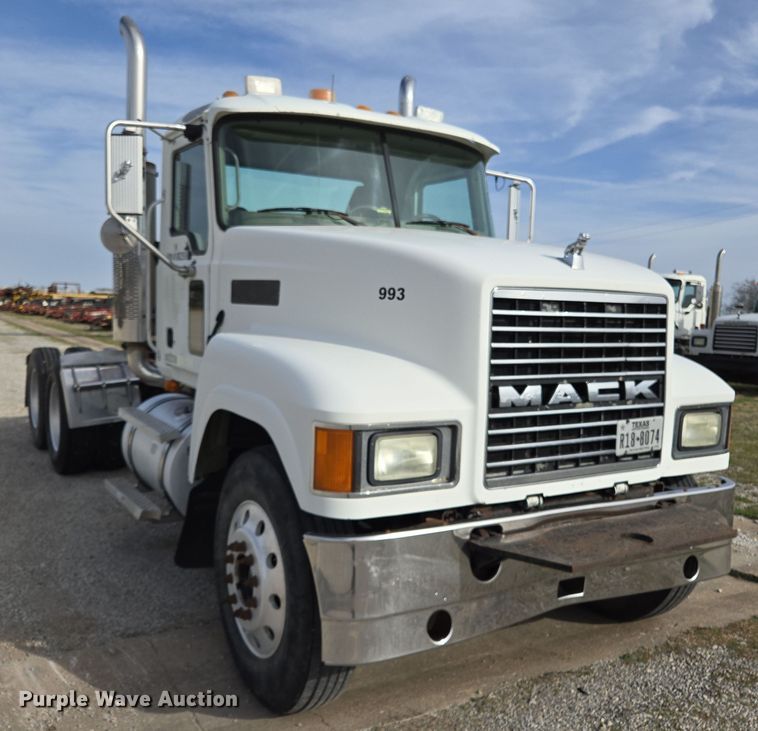 image for item ED2503 2005 Mack CHN613 semi truck