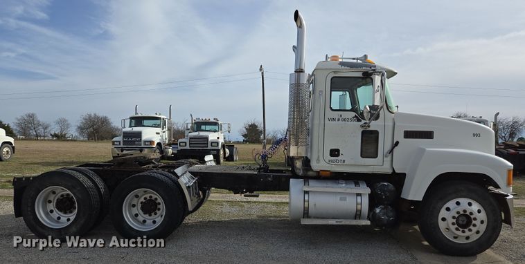 image for item ED2503 2005 Mack CHN613 semi truck