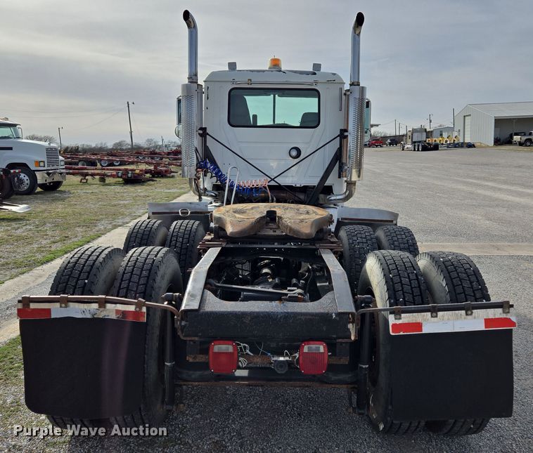 image for item ED2503 2005 Mack CHN613 semi truck