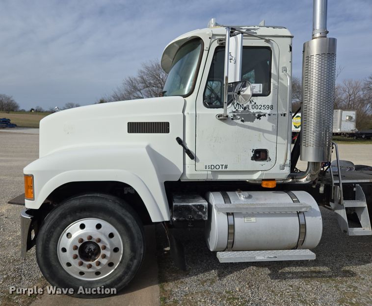 image for item ED2503 2005 Mack CHN613 semi truck
