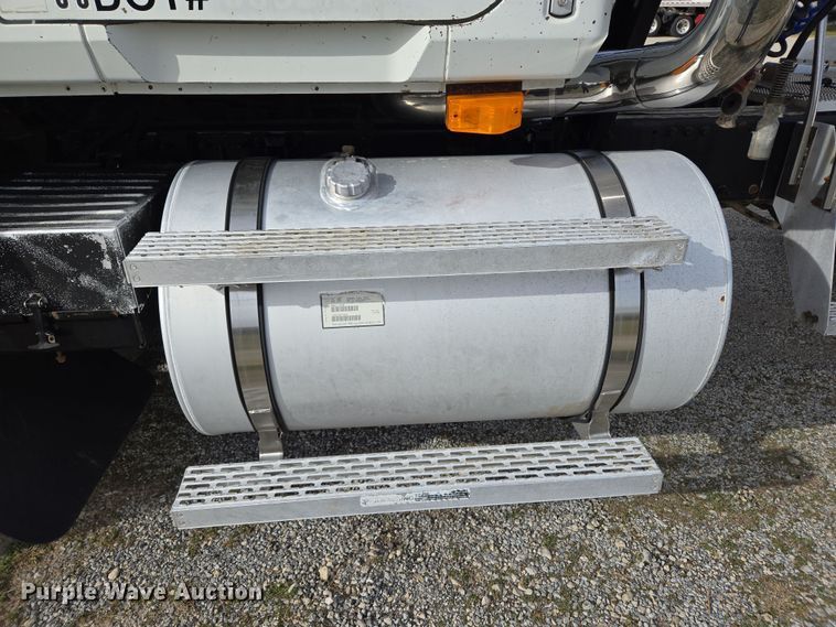 image for item ED2503 2005 Mack CHN613 semi truck