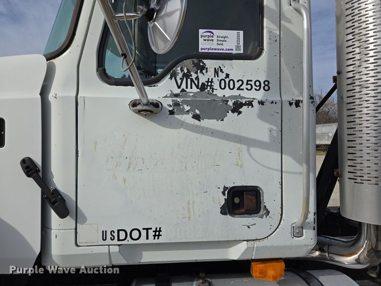 image for item ED2503 2005 Mack CHN613 semi truck