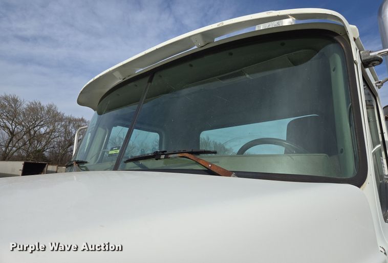 image for item ED2503 2005 Mack CHN613 semi truck