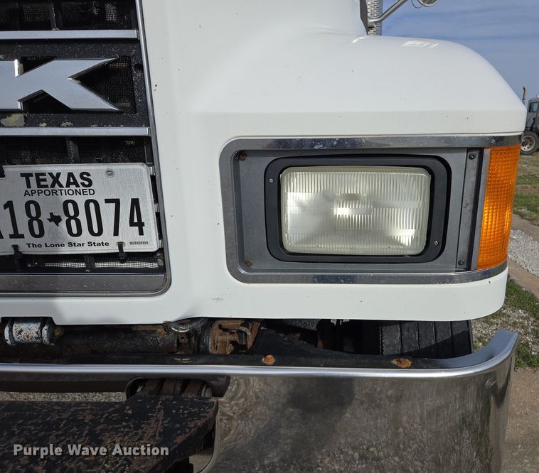 image for item ED2503 2005 Mack CHN613 semi truck