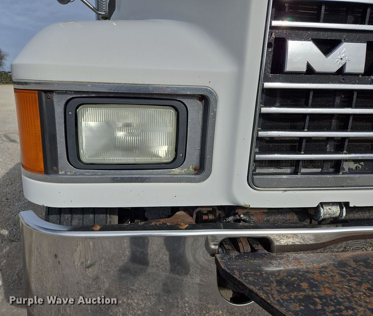 image for item ED2503 2005 Mack CHN613 semi truck