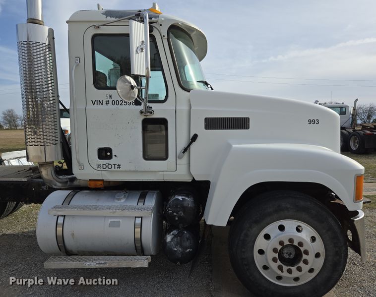 image for item ED2503 2005 Mack CHN613 semi truck