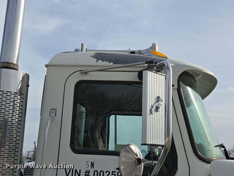 image for item ED2503 2005 Mack CHN613 semi truck