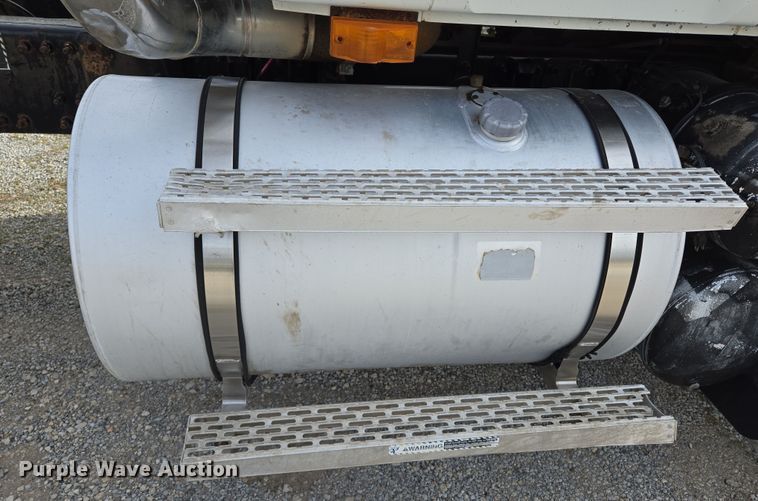 image for item ED2503 2005 Mack CHN613 semi truck