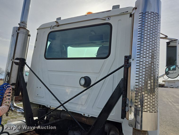 image for item ED2503 2005 Mack CHN613 semi truck