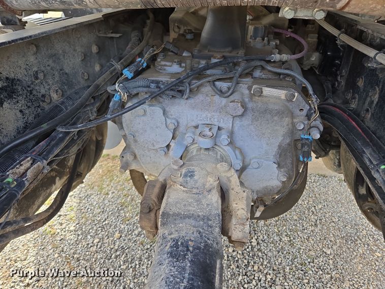 image for item ED2503 2005 Mack CHN613 semi truck