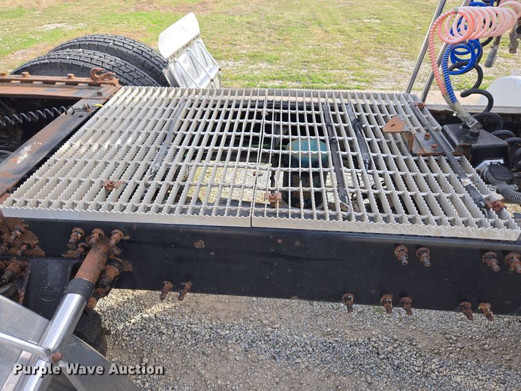 image for item ED2503 2005 Mack CHN613 semi truck