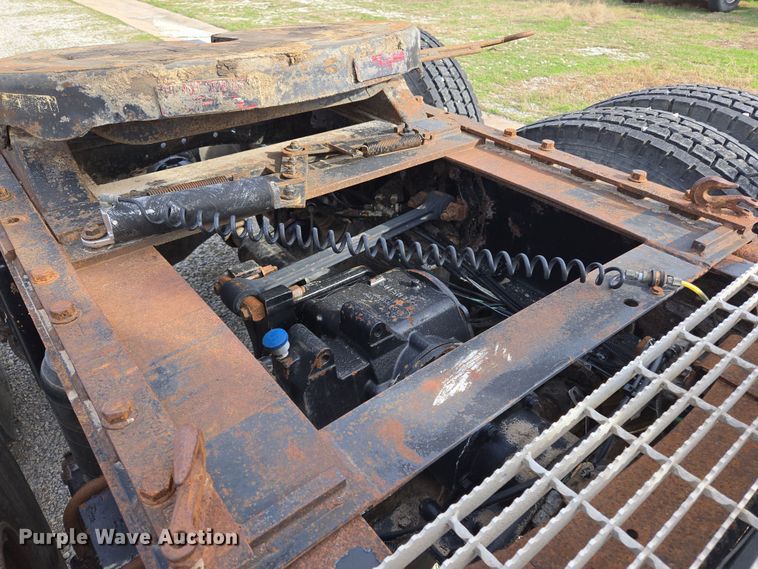 image for item ED2503 2005 Mack CHN613 semi truck