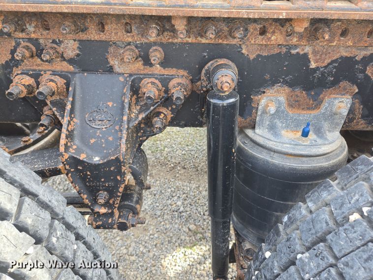 image for item ED2503 2005 Mack CHN613 semi truck