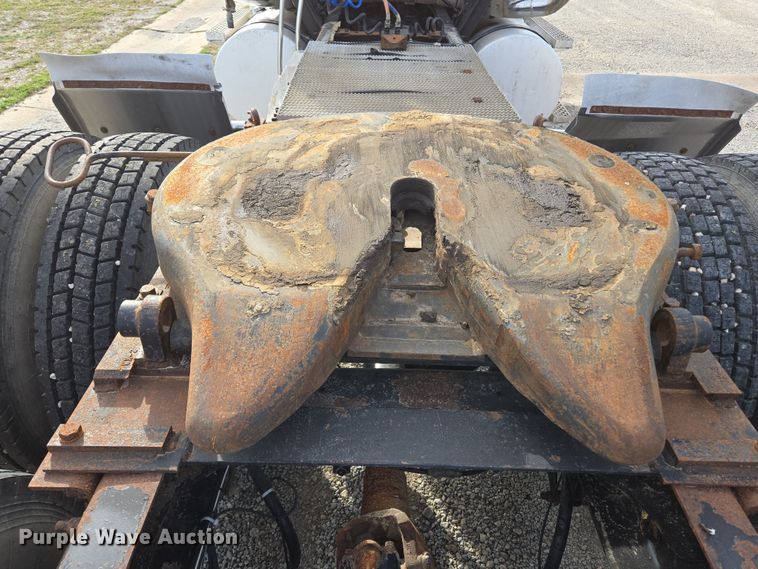 image for item ED2503 2005 Mack CHN613 semi truck