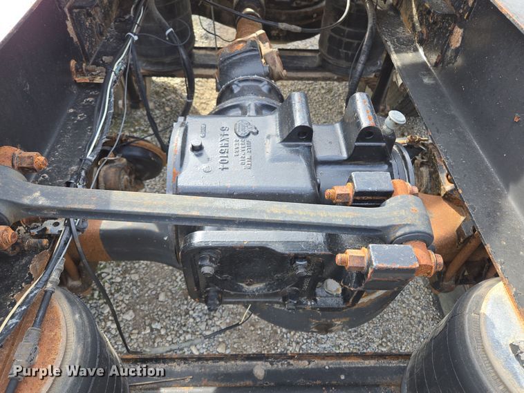 image for item ED2503 2005 Mack CHN613 semi truck