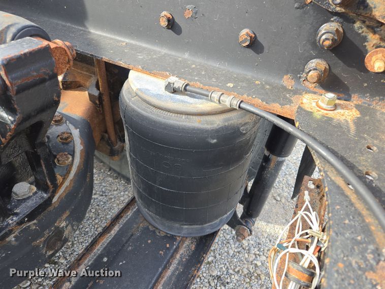 image for item ED2503 2005 Mack CHN613 semi truck