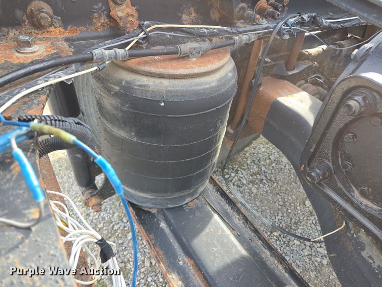 image for item ED2503 2005 Mack CHN613 semi truck