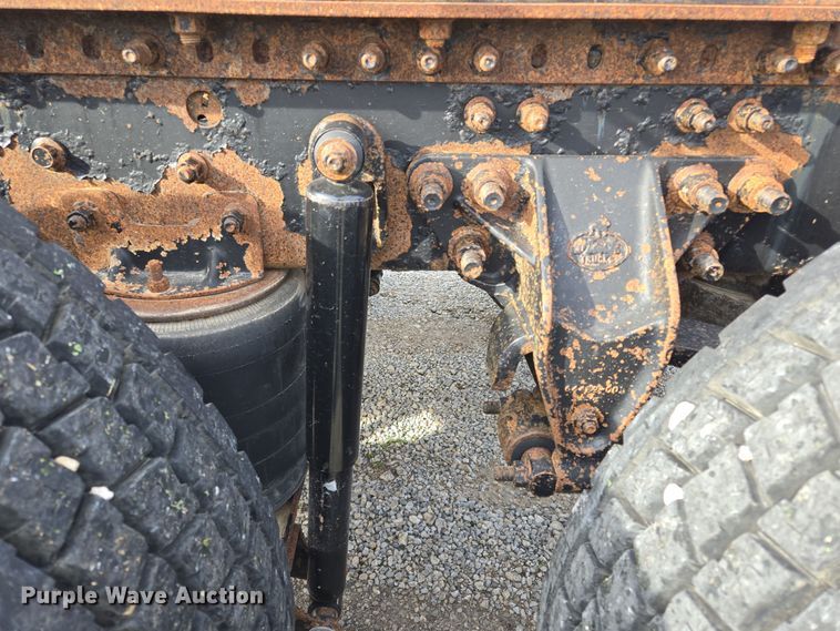 image for item ED2503 2005 Mack CHN613 semi truck