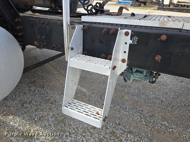 image for item ED2503 2005 Mack CHN613 semi truck