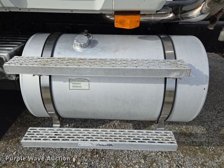 image for item ED2503 2005 Mack CHN613 semi truck