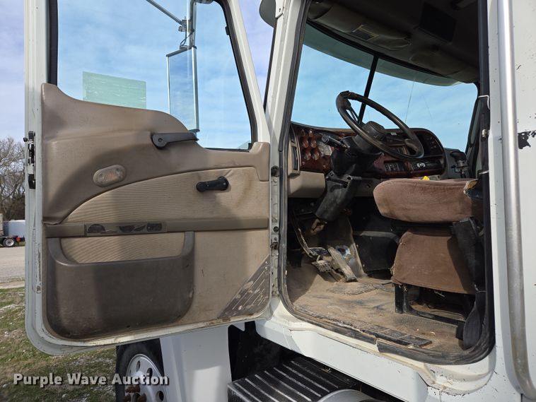 image for item ED2503 2005 Mack CHN613 semi truck