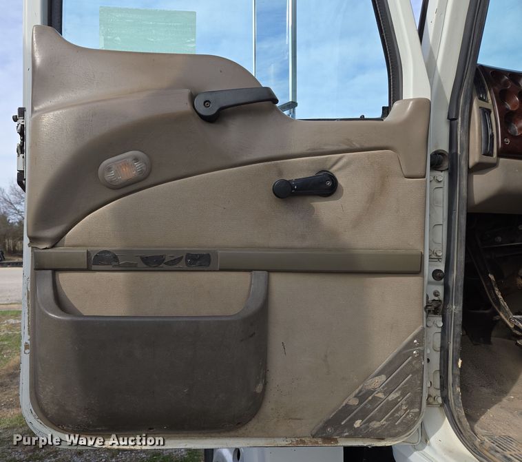 image for item ED2503 2005 Mack CHN613 semi truck