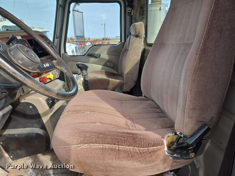 image for item ED2503 2005 Mack CHN613 semi truck