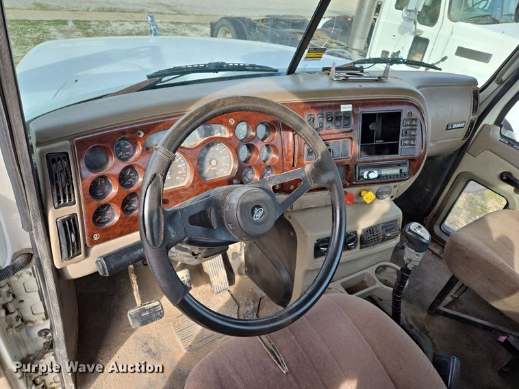 image for item ED2503 2005 Mack CHN613 semi truck