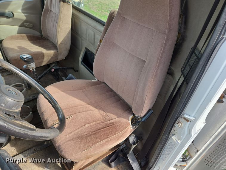 image for item ED2503 2005 Mack CHN613 semi truck