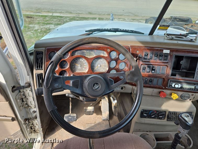 image for item ED2503 2005 Mack CHN613 semi truck