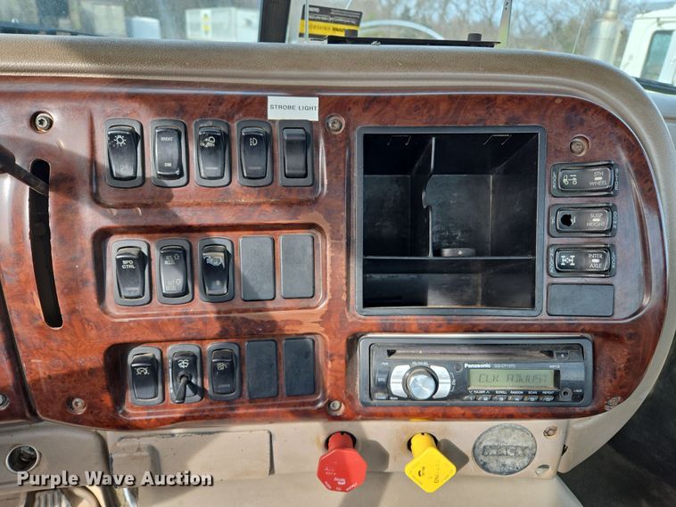 image for item ED2503 2005 Mack CHN613 semi truck