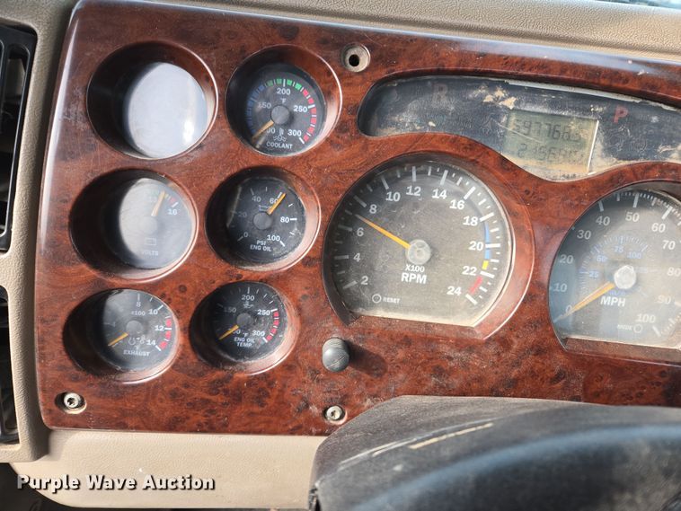 image for item ED2503 2005 Mack CHN613 semi truck