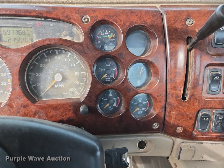 image for item ED2503 2005 Mack CHN613 semi truck