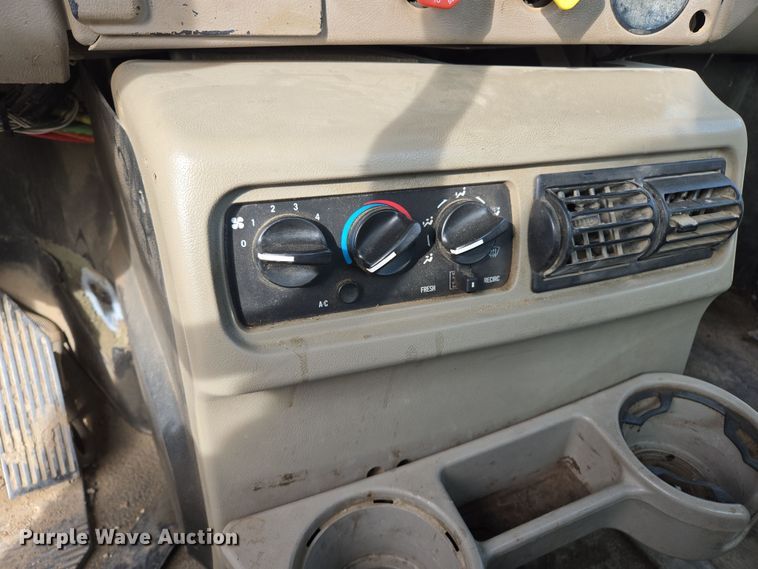 image for item ED2503 2005 Mack CHN613 semi truck