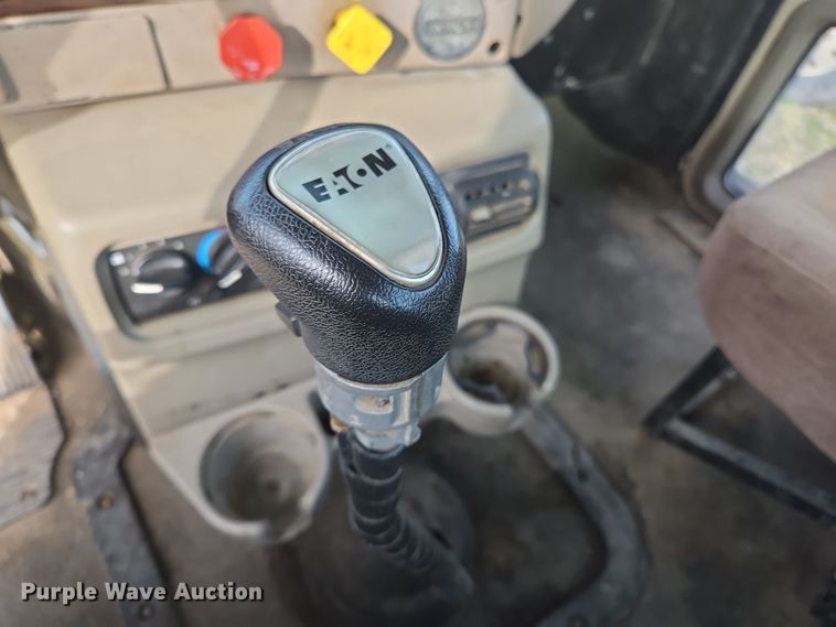 image for item ED2503 2005 Mack CHN613 semi truck